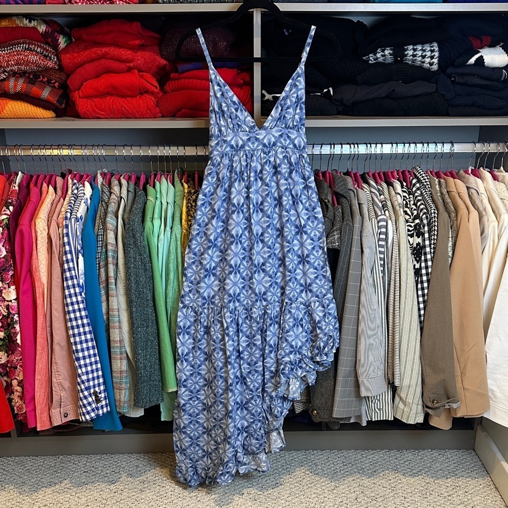 Arizona blue/white print smocked back v neck asymmetrical hem maxi dress size M